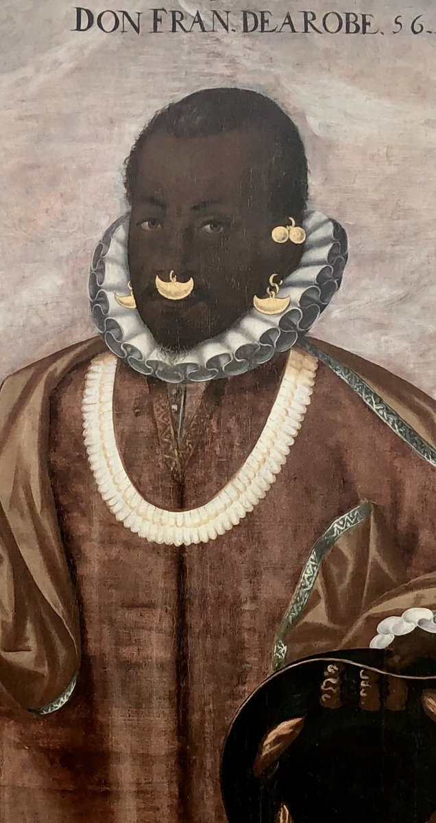 Cuauhtemoc_1521's tweet photo. Este es el retrato más antiguo, fechado y firmado del Virreinato del Perú! Data de 1599 y fue realizado por Andrés Sánchez Galque a petición del doctor Juan del Barrio de Sepulveda, Oidor de la Real Audiencia de Quito, quien lo dedicó al monarca Felipe III. En él aparece Don Francisco de Arobe acompañado de sus hijos Pedro y Domingo. Francisco fue un zambo, ya que su padre fue un esclavo africano fugado y su madre una indígena, así como también un poderoso cacique asentado en la región de Esmeraldas en la costa norte de Ecuador. La pintura fue realizada para conmemorar la visita del cacique y sus dos hijos a Quito 1598 para ser reconocido como gobernador de su región tras haber jurado vasallaje a Felipe III. Con información del Museo del Prado. Fotografía de mi autoría de la exposición “El Prado en las calles” expuesta en Paseo de la Reforma.