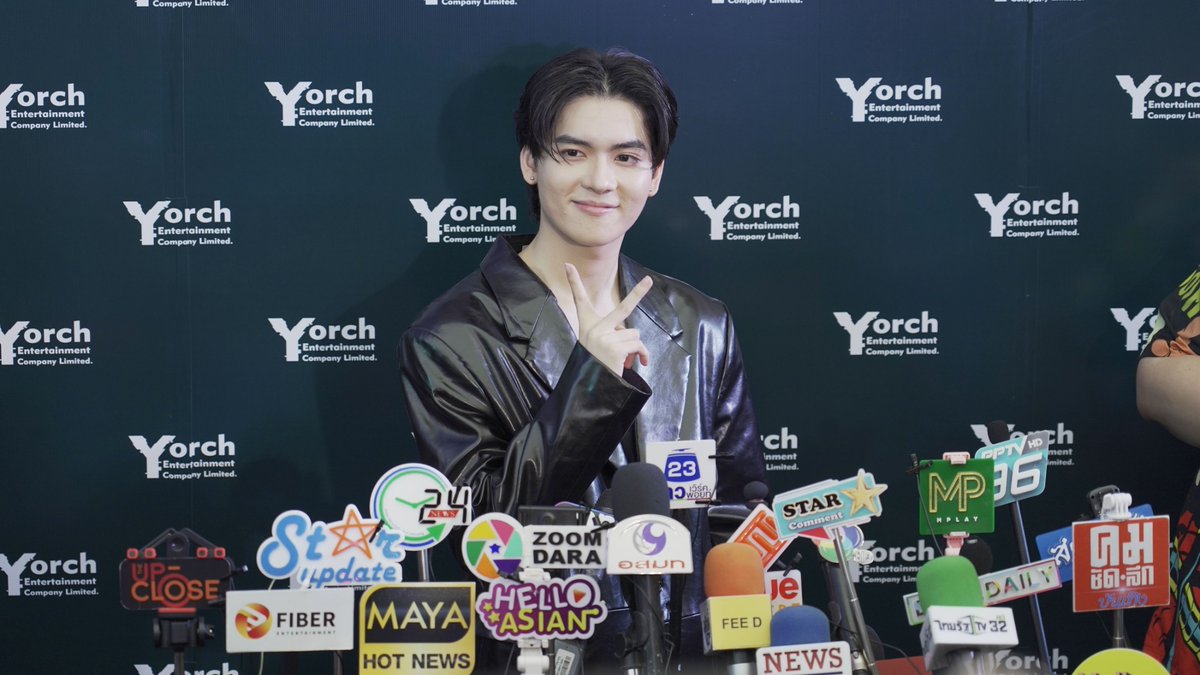 Fiber_reporter's tweet photo. กรี๊ดสนั่น!! “ยอร์ช ยงศิลป์” เปิด��ัวค่ายเพลงพร้อมซิงเกิ้ลแรก แม่ลำยอง โผล่เซอร์ไพรส์กลางเวที

อ่านต่อ : https://t.co/EsQkLZ4b5R

#YorchEntertainment
#YORCH1stDebutandfanmeet
#SevenYORCH
#yorch_yongsin
#ยอร์ชยงศิลป์ #ยอร์ช 
#fibernews 
#fiberentertainment https://t.co/t0XTdLRpB4