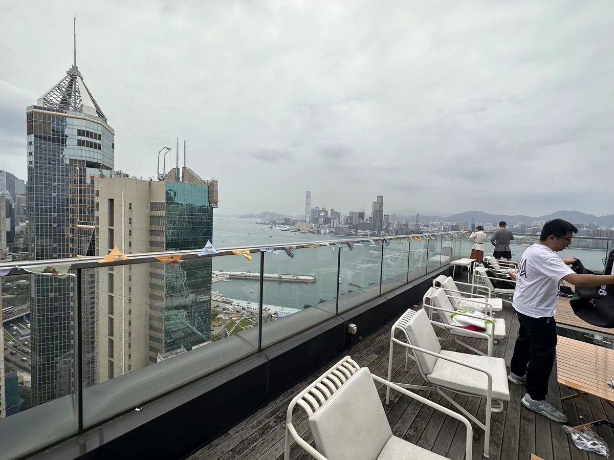 CheersUP_NFT's tweet photo. Welcome to Hong Kong~~ Cheers 🍻 https://t.co/fzKGnt1KOn