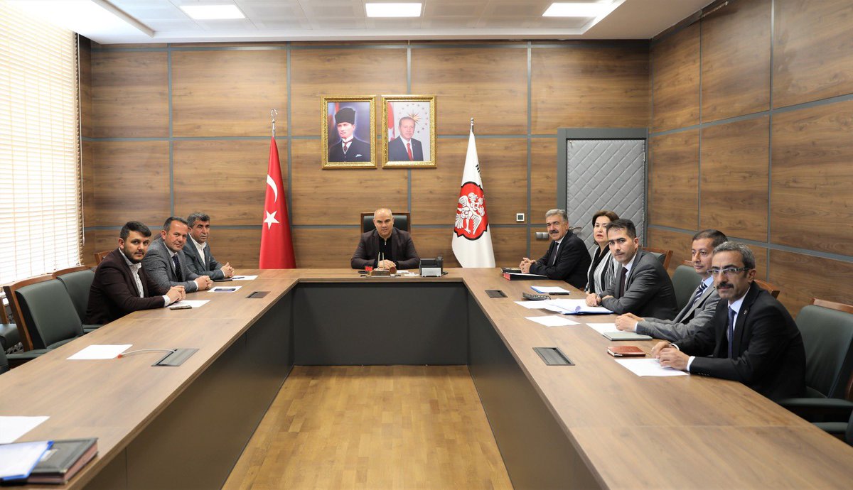 NigdeValiligi's tweet photo. İl Encümeni Toplantısı, Valimiz Sayın Mustafa Koç başkanlığında, il encümen üyelerinin katılımı ile Valilik Toplantı Salonunda gerçekleştirildi. 
Toplantıda, gündem maddeleri görüşülerek karara bağlandı. https://t.co/t4PG1R5phT