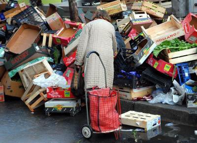 Marco_dreams's tweet photo. Stato di Emergenza per i migranti.
Ennesima campagna elettorale per boccaloni.
Si occupassero invece del vero stato di emergenza: 2 milioni di italiani in povertà assoluta, senza il minimo necessario per coprire le spese di sopravvivenza. 
Ma i poveri mica portano voti eh. https://t.co/lEYyaavtUT