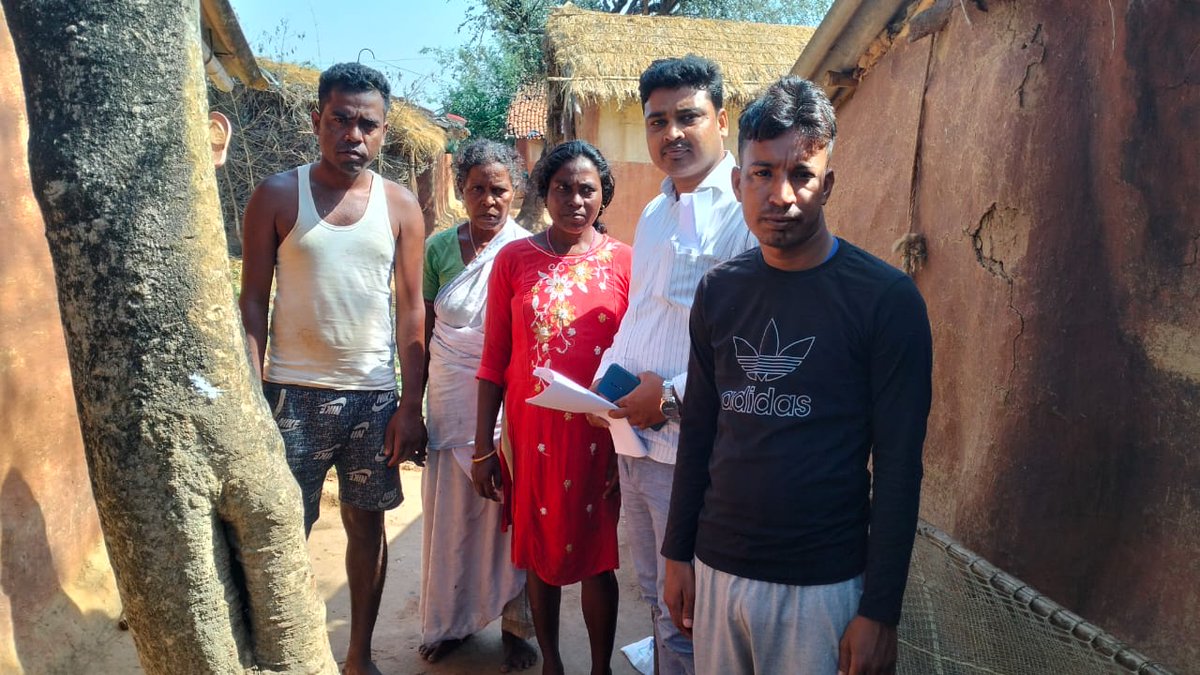 GourangoDutta7's tweet photo. #किसी_के_बुरे_वक़्त_पर_साथ_देना_ही #ज़िन्दगी_का_सबसे_अच्छा_काम_है
 #ओड़िया_पंचायत झापागोड़ा के 38 वर्षीय पद्दाबती महतो दिव्यांग पेंशन वो एक 63वर्षीय वृद्धा पेंशन से वंचित है।
मुझे जैसे ही खबर मिला, त्वरित दिव्यांग के घर जाकर उनका सारा डॉक्यूमेंट लेकर पेंशन योजना से जोड़ने का 1/2 https://t.co/rOG4DytE6I