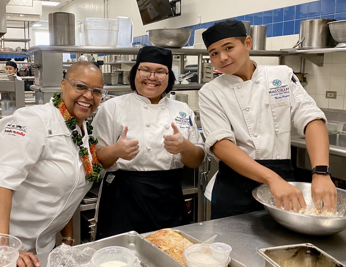 HayleyMatsonMat's tweet photo. @mstanyaholland teaching #hawaiiculinaryeducationfoundation class @UHMaui @MCAatUHMC https://t.co/RcOaPzOUw9