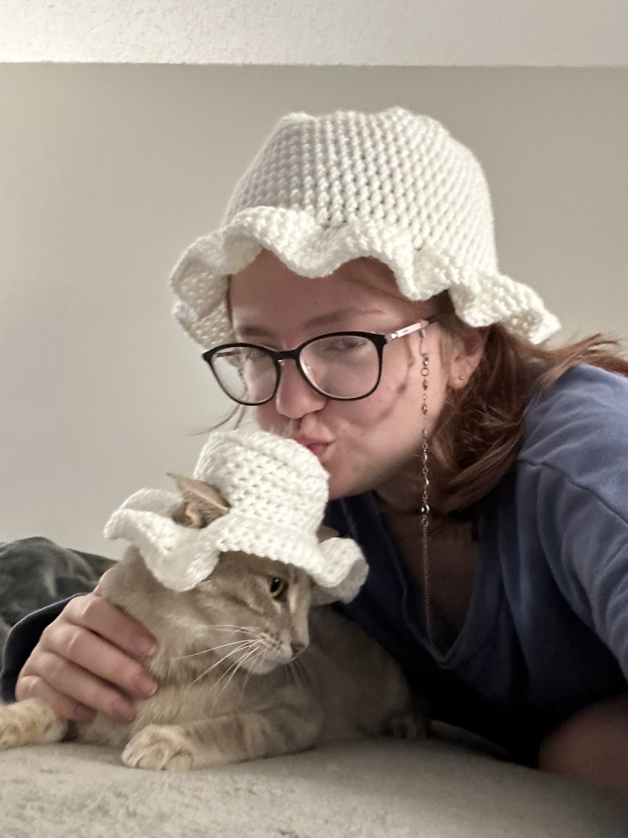 loveyybugss's tweet photo. i look crazy but i made me and my daughter matching hats https://t.co/EuL7KyRwhU