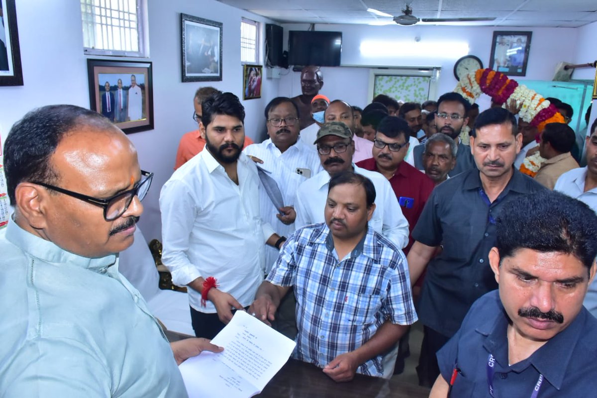 जनता दर्शन! 
आज दिनांक 12 अप्रैल, 2023 को लखनऊ स्थित अपने आवास पर प्रदेश के विभिन्न क्षेत्रों से आये आगंतुकों से मुलाकात कर उनकी समस्याओं को सुना एवं निराकरण हेतु संबंधित अधिकारियों को निर्देशित करते हुए। 
<a href="/PMOIndia/">PMO India</a>
<a href="/BJP4India/">BJP</a>
<a href="/BJP4UP/">BJP Uttar Pradesh</a>
<a href="/CMOfficeUP/">CM Office, GoUP</a>