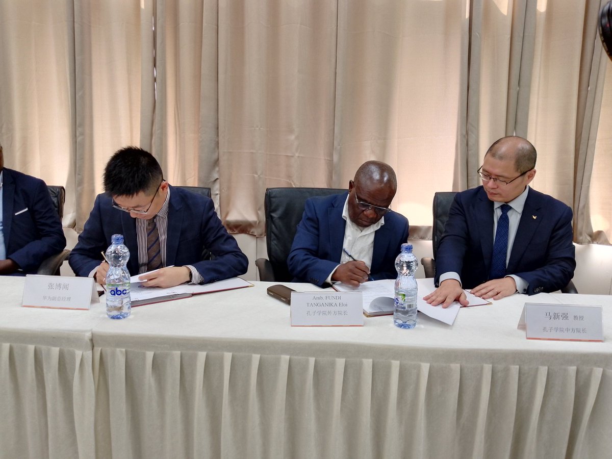 CI_RDC's tweet photo. Le 7 avril, signature du protocole de coopération sur la pratique extrascolaire entre l'Institut Confucius de l'Académie Diplomatique Congolaise et Huawei RDC. https://t.co/bfMQEFKgG0