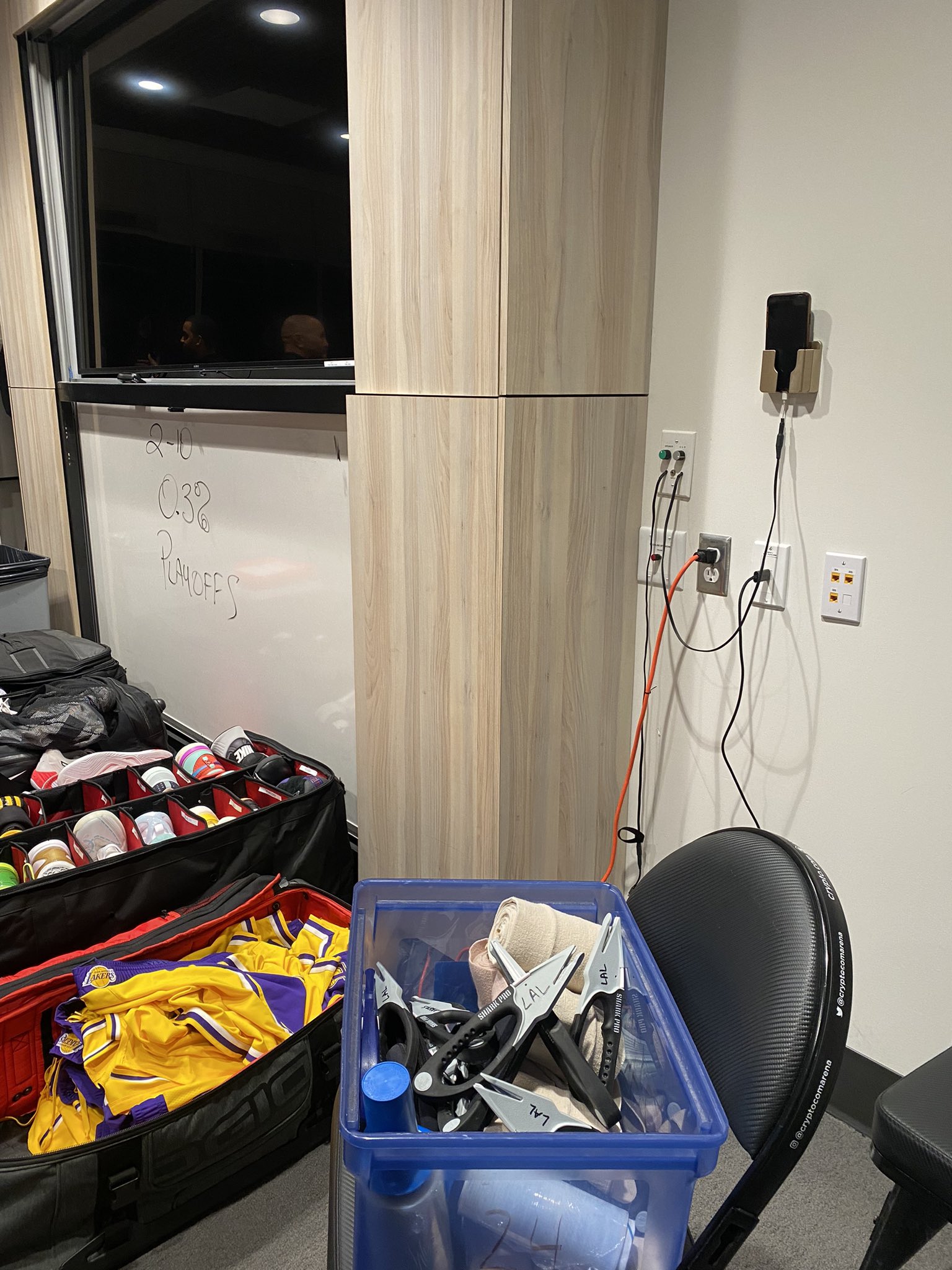 [情報] 湖人更衣室白板“2-10” “0.3” “季後賽‘’