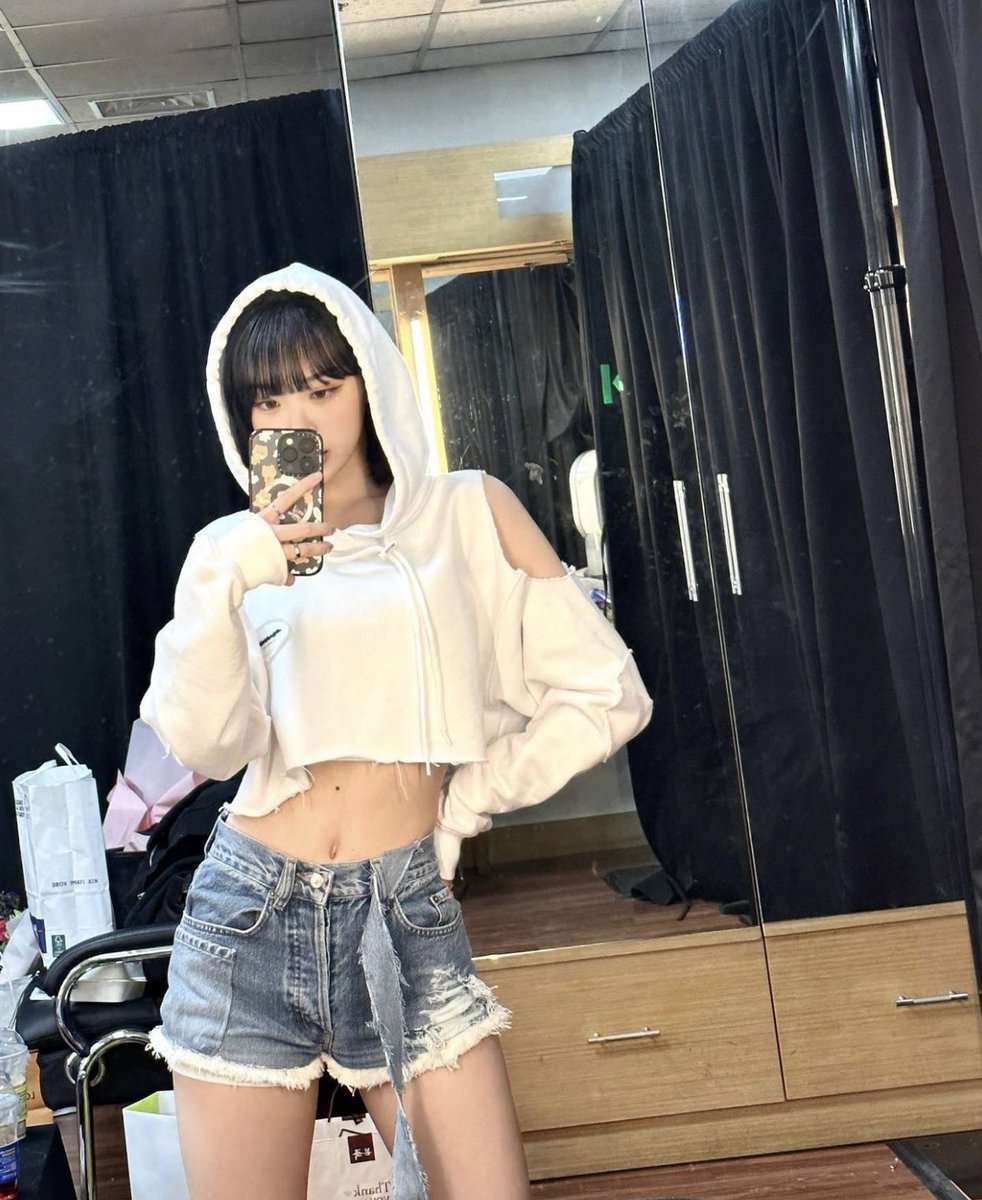N0TYOURTOY's tweet photo. #iconshit these are my favorite shorts they used to be pants but they were ugly so i made them a shorts and leg warmers thing ~ https://t.co/kprmAVybuU