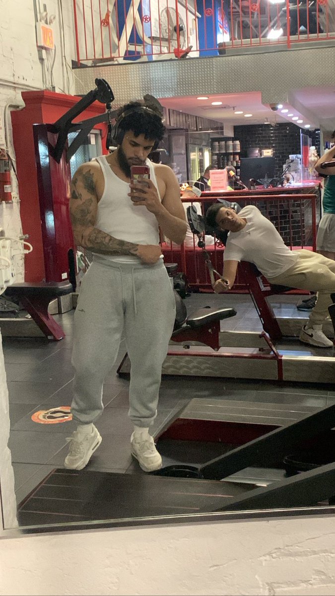 Heres your yearly post so you know im still alive.. well i’ll see ya next year 🫶🏽 #gym #fitnessjourney