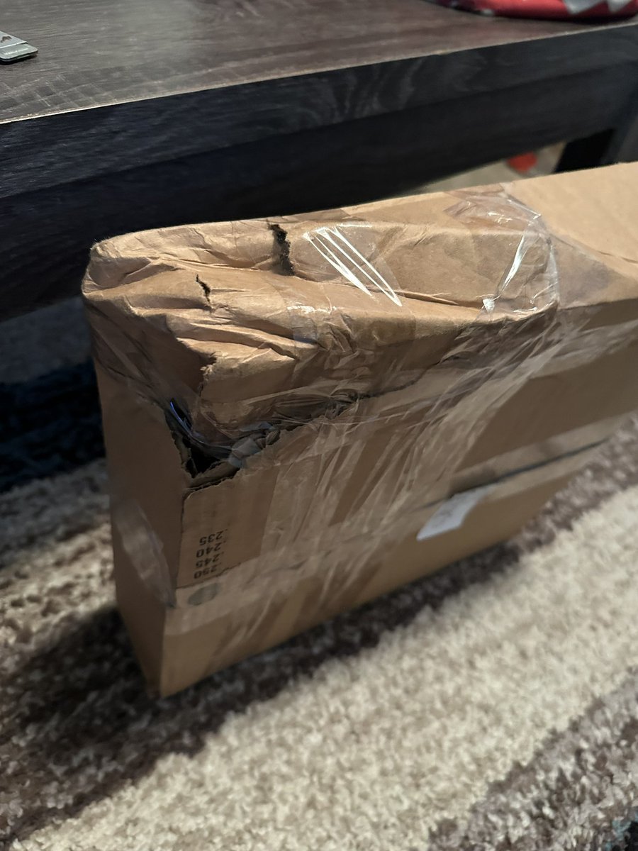 hamskied's tweet photo. When your @Nike box was “damaged” during shipping. This is becoming a problem if shippers can just rip open a corner and rummage through your stuff. https://t.co/UJpDttK2T9