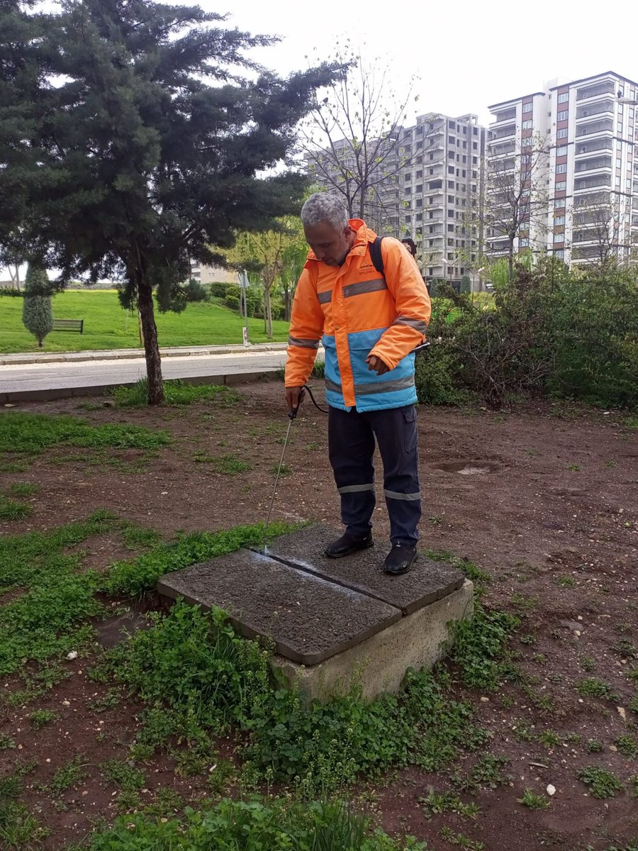 sanliurfabld's tweet photo. Günün ilk ışıklarından itibaren, sizin için sahada görevimizin başındayız.

Vektör ve haşerelere karşı mücadele çalışmalarımız; 43 araç ve 120 personelle devam ediyor💦 https://t.co/J7Q6jx3eJf