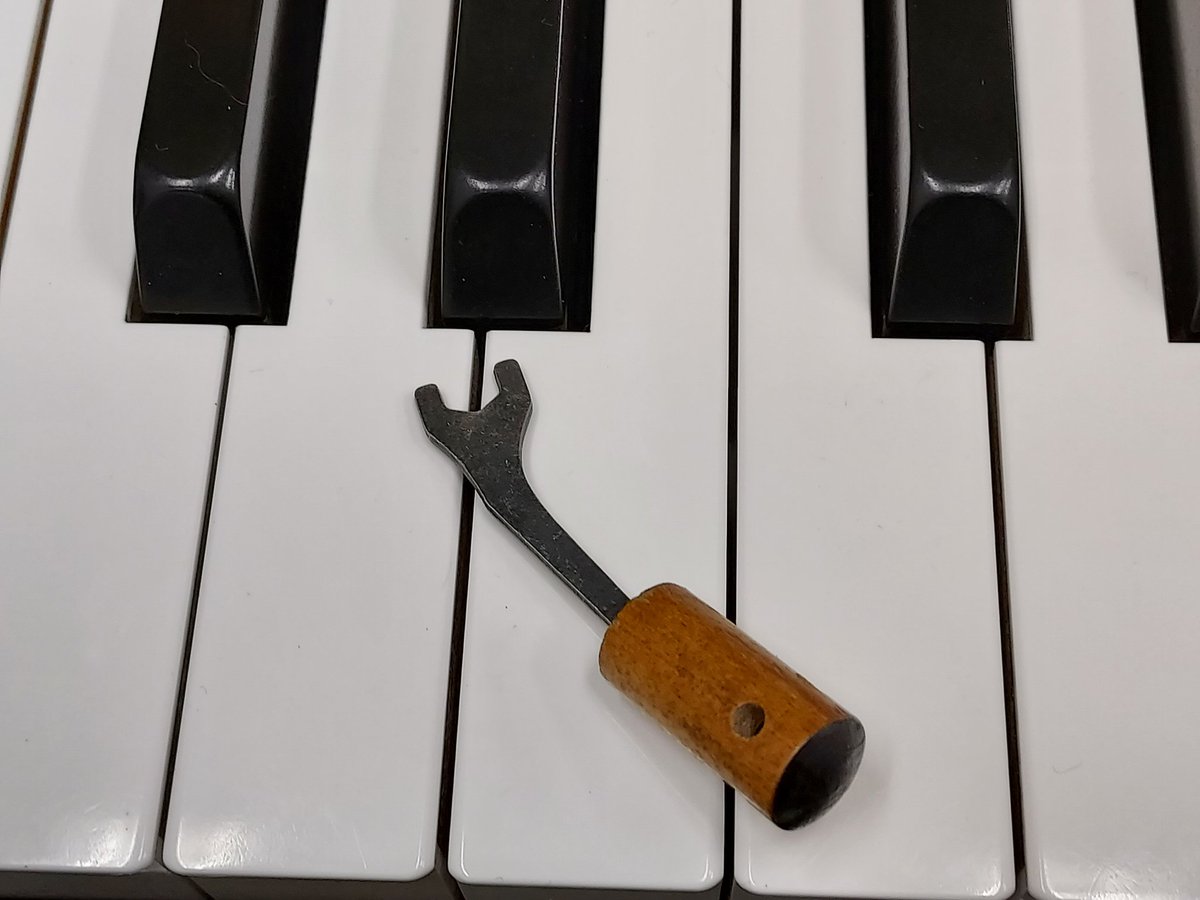 cklawpianotuner's tweet photo. 這件我製造的DIY工具主要有兩種功能，它們是採用已被廢棄的鋼琴舊零件所製成！

所以這些工具除了非常便攜，還有一個重點就是循環再用的環保生活態度。

#pianotechnician 
#pianotuner 
#pianobassstrings
#pianorefinishing
#piano
#recyele
#鋼琴調音師
#鋼琴調律師
#鋼琴調音 https://t.co/FHfKM6oUPt