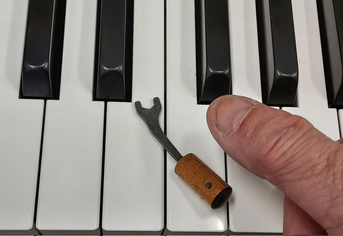 cklawpianotuner's tweet photo. 這件我製造的DIY工具主要有兩種功能，它們是採用已被廢棄的鋼琴舊零件所製成！

所以這些工具除了非常便攜，還有一個重點就是循環再用的環保生活態度。

#pianotechnician 
#pianotuner 
#pianobassstrings
#pianorefinishing
#piano
#recyele
#鋼琴調音師
#鋼琴調律師
#鋼琴調音 https://t.co/FHfKM6oUPt