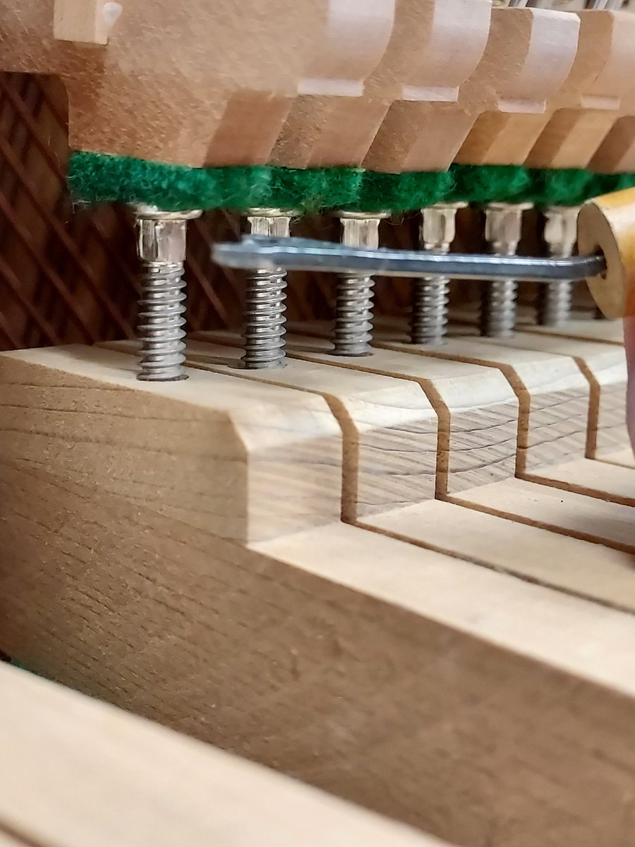 cklawpianotuner's tweet photo. 這件我製造的DIY工具主要有兩種功能，它們是採用已被廢棄的鋼琴舊零件所製成！

所以這些工具除了非常便攜，還有一個重點就是循環再用的環保生活態度。

#pianotechnician 
#pianotuner 
#pianobassstrings
#pianorefinishing
#piano
#recyele
#鋼琴調音師
#鋼琴調律師
#鋼琴調音 https://t.co/FHfKM6oUPt
