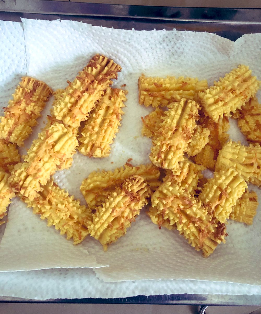 Mikaeel_17's tweet photo. Today make semperit cheese cookies 🧑🏻🍳🧈🧀🥨 #ChefAmy😋 https://t.co/IHCsQx6jFb