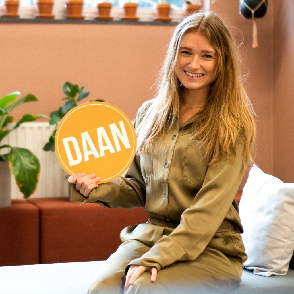 Ben jij benieuwd naar wat Kyra het leukste vindt aan haar baan in de Zorg? Lees haar verhaal. 📖 #ontmoetdaan #werkenbijdaan instagr.am/p/Cq7N4-GMWc4/