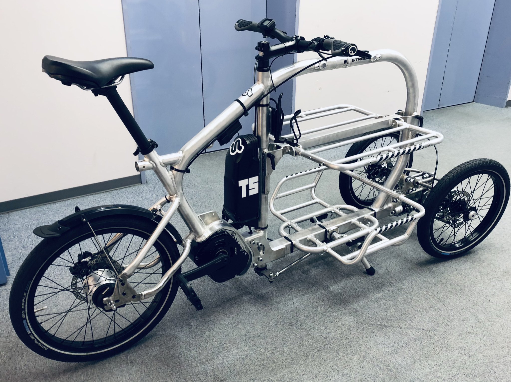 自転車　三輪車　現状品、used品ずっと自宅通路にて保管品、引き取り限定品‼️ 2025年最新】特徴：完成品 三輪車の人気アイテム - メルカリ