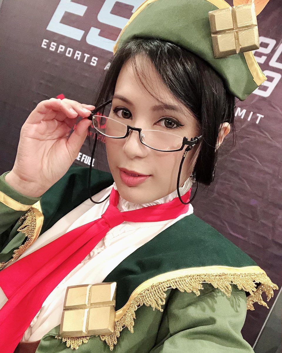 omgluie's tweet photo. @MHKogath Throwback to my Guildmarm cosplay, whew! I need new Monster Hunter cosplay, hehe!

#MonsterHunter #Guildmarm #Doodle https://t.co/FXiLnLzE7F