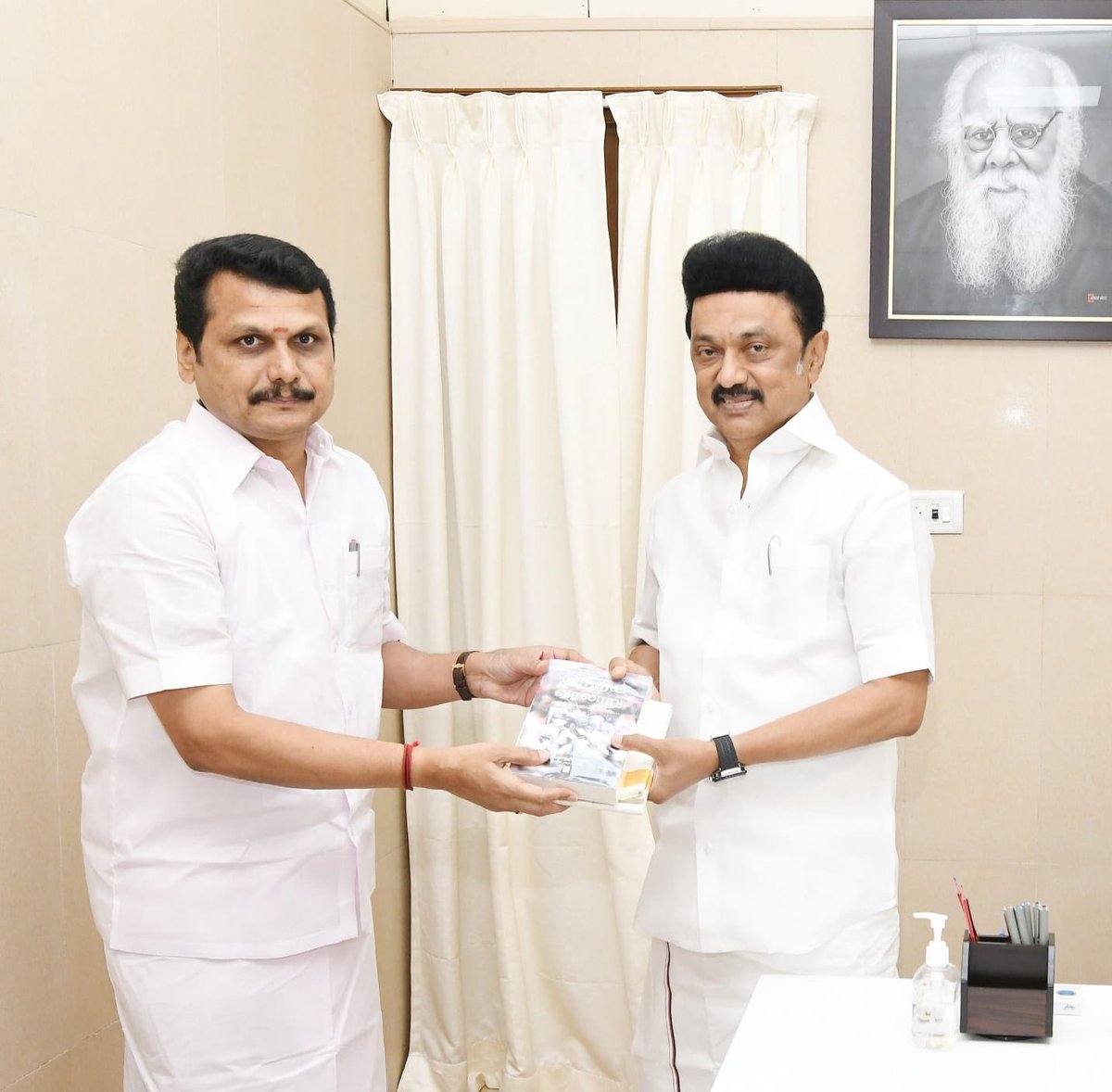 V_Senthilbalaji's tweet photo. இன்று சட்டப்பேரவையில்  மின்சாரத் துறை மீதான மானிய கோரிக்கை தாக்கல் செய்வதின் பொருட்டு, திராவிட நாயகன் மாண்புமிகு தமிழ்நாடு முதலமைச்சர் தளபதி @mkstalin அவர்களை சந்தித்து ஆசி பெற்ற பொன்னான தருணத்தில்.. https://t.co/YNoqRyjVTc