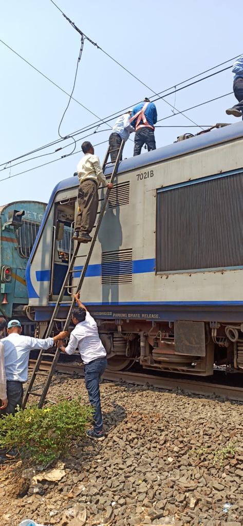 WesternRly's tweet photo. Mumbai Suburban local was affected due to technical snag in OHE wire btwn Dahisar &amp; Borivali on Up fast line.

Announcements were made at stations as well as in trains. Other locals were diverted. 

Work was carried out on warfooting &amp; services have now been  restored.

#WRupdate https://t.co/biAJ1CFvNa