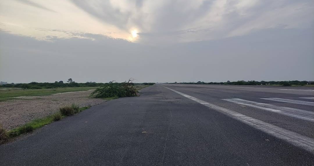 सरकार की अनदेखी का शिकार कानपुर देहात का 11 अरब के बजट से निर्माणधीन अंतर्राष्ट्रीय हवाईअड्डा,2017 में रनवे कंप्लीट होने के बाद ठंडे बस्ते में चला गया प्रोजेक्ट....
<a href="/AAI_Official/">Airports Authority of India</a> <a href="/PMOIndia/">PMO India</a> <a href="/CMOfficeUP/">CM Office, GoUP</a> <a href="/yadavakhilesh/">Akhilesh Yadav</a>