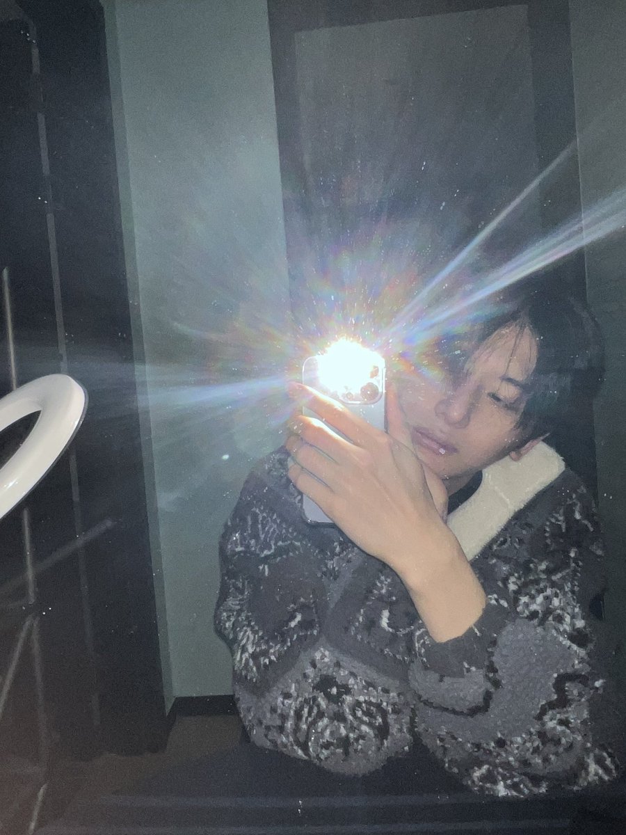 kimluu_Junwon's tweet photo. TRAD:Hola, soy Junwon :)
El look diario de hoy... ¡mi polar favorito!
El clima es cálido en estos días, así que creo que es bueno poder usar ropa ligera ☀️
Quiero verte pronto en un día con buen tiempo☺️

#소년판타지 #FANTASYBOYS
#유준원 #YUJUNWON https://t.co/4MJYxa4yeB