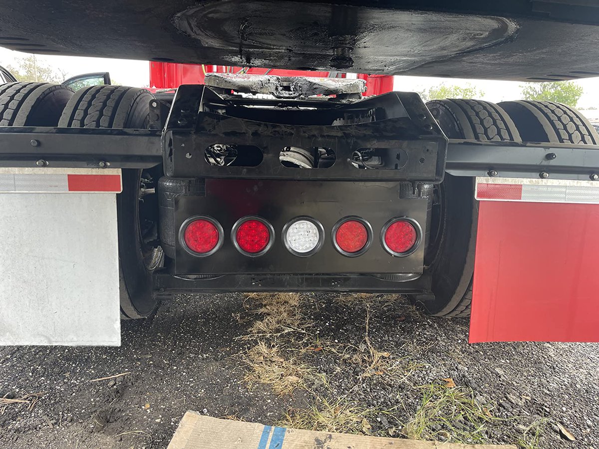 LIMICAR001's tweet image. "Wow, the design is really impressive! The four red elements sandwiching the white element looks great. It's absolutely awesome!"💯💯💯
#trucklights #trailer #trailerlights #trailerlife #ledtrailer