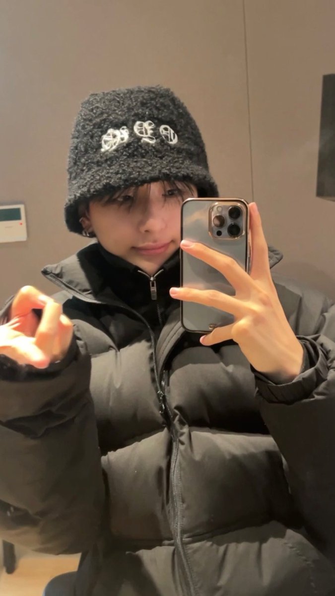 kimluu_Junwon's tweet photo. Hola, soy Junwon :) 

Estaba practicando y vi un bonito sombrero y le di click...📸
Entonces me voy a practicar de nuevo...🤭🫠🏃

#소년판타지 #FANTASYBOYS
#유준원 #YUJUNWON https://t.co/NLsIEMhEDV