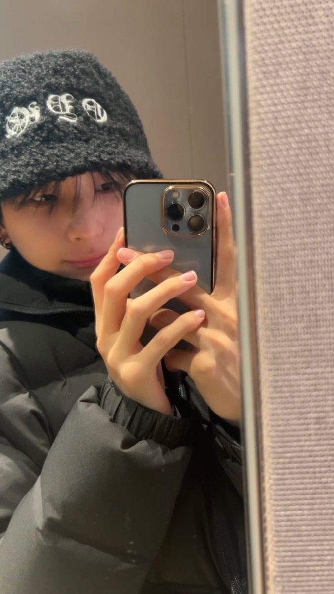 kimluu_Junwon's tweet photo. Hola, soy Junwon :) 

Estaba practicando y vi un bonito sombrero y le di click...📸
Entonces me voy a practicar de nuevo...🤭🫠🏃

#소년판타지 #FANTASYBOYS
#유준원 #YUJUNWON https://t.co/NLsIEMhEDV