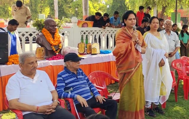 BoraBindu's tweet photo. लखनऊ के गौरव रहे वरिष्ठ राजनेता स्व. श्री लालजी टंडन जी के जयंती के उपलक्ष्य में आज प्रातः चौक स्थित लोहिया पार्क लखनऊ में मॉर्निग वाकर एसोसिएशन द्वारा आयोजित सम्मान समारोह में सम्मिलित होकर उत्कृष्ट युवा खिलाड़ियों को मेडल पहनाया।
#bindubora #ourlucknow https://t.co/HUBAbMb2Em