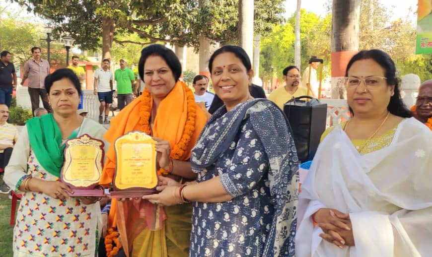 BoraBindu's tweet photo. लखनऊ के गौरव रहे वरिष्ठ राजनेता स्व. श्री लालजी टंडन जी के जयंती के उपलक्ष्य में आज प्रातः चौक स्थित लोहिया पार्क लखनऊ में मॉर्निग वाकर एसोसिएशन द्वारा आयोजित सम्मान समारोह में सम्मिलित होकर उत्कृष्ट युवा खिलाड़ियों को मेडल पहनाया।
#bindubora #ourlucknow https://t.co/HUBAbMb2Em