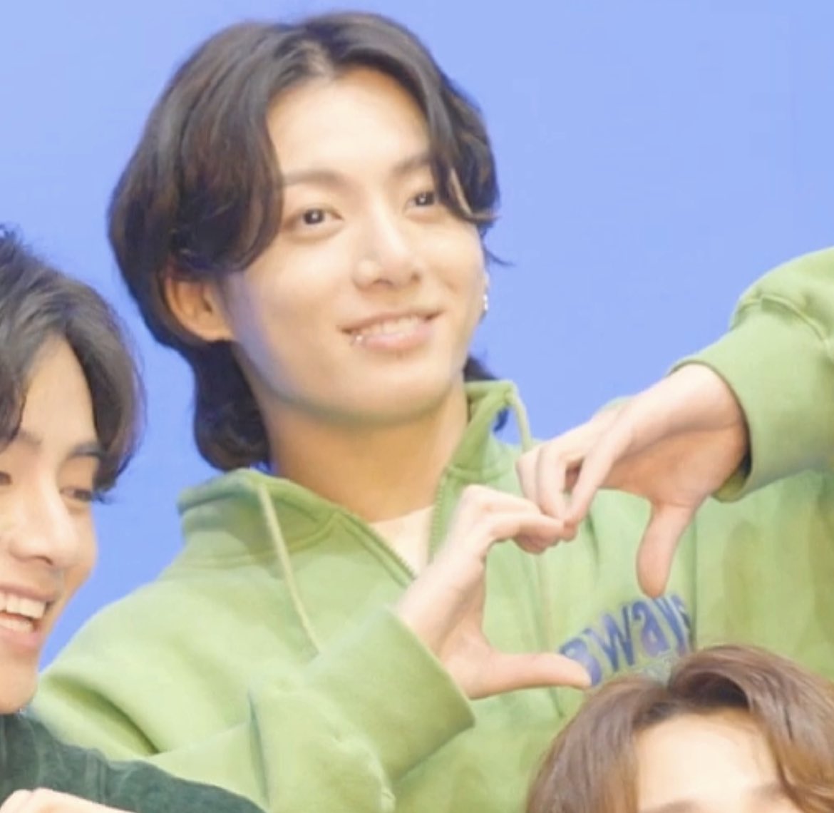 Smile7Kookie's tweet photo. Hearts and a smile rom our Kookie! https://t.co/AgIO82a79G