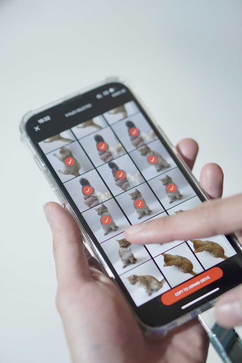 sandwiz's tweet photo. ถ่ายเก่ง รูปเยอะ คลิปเยอะ แต่เม็มน้อย แนะนำตัวนี้เลย iXpand Mobile Storage ของ Sandisk ตอบโจทย์สาวกชาวไอโฟนสุดๆ จะลบรูปก็ไม่ต้องเสียดาย จับลากไปเก็บไว้ในไดรฟหรือจะโ���กรูปจากมือถือไปลงคอมก็ง่ายมาก���ม่ต้องซิ้งค์อะไรวุ่นวาย สะดวกโคตร https://t.co/Y6wBeCgTu3