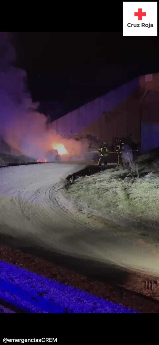 emergenciasCREM's tweet photo. Tras solicitud desde #SUMMA112 uno de nuestros #SVB ha permanecido en preventivo de #BomberosCM por un incendio en un camino de #MoralejaDeEnmedio.

#ASEM112 https://t.co/NpC3hfOIMm