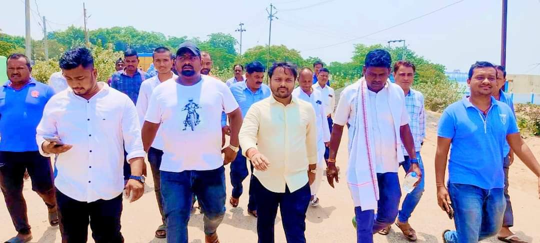 BiswalSouvic's tweet photo. ସମସ୍ତଙ୍କୁ ମୋର ଆନ୍ତରିକ ଶୁଭେଚ୍ଛା ଜଣାଇବା ସହ ଅଶେଷ ଧନ୍ୟବାଦ୍ ଜ୍ଞାପନ କରୁଛି।🙏
#ବିକାଶ_ପଥରେ_କଟକ_ମହାନଗର 🛣️ #ChoudwarCuttack
#DevelopmentWorksInCuttack 👏 https://t.co/zQHxs8fwvw