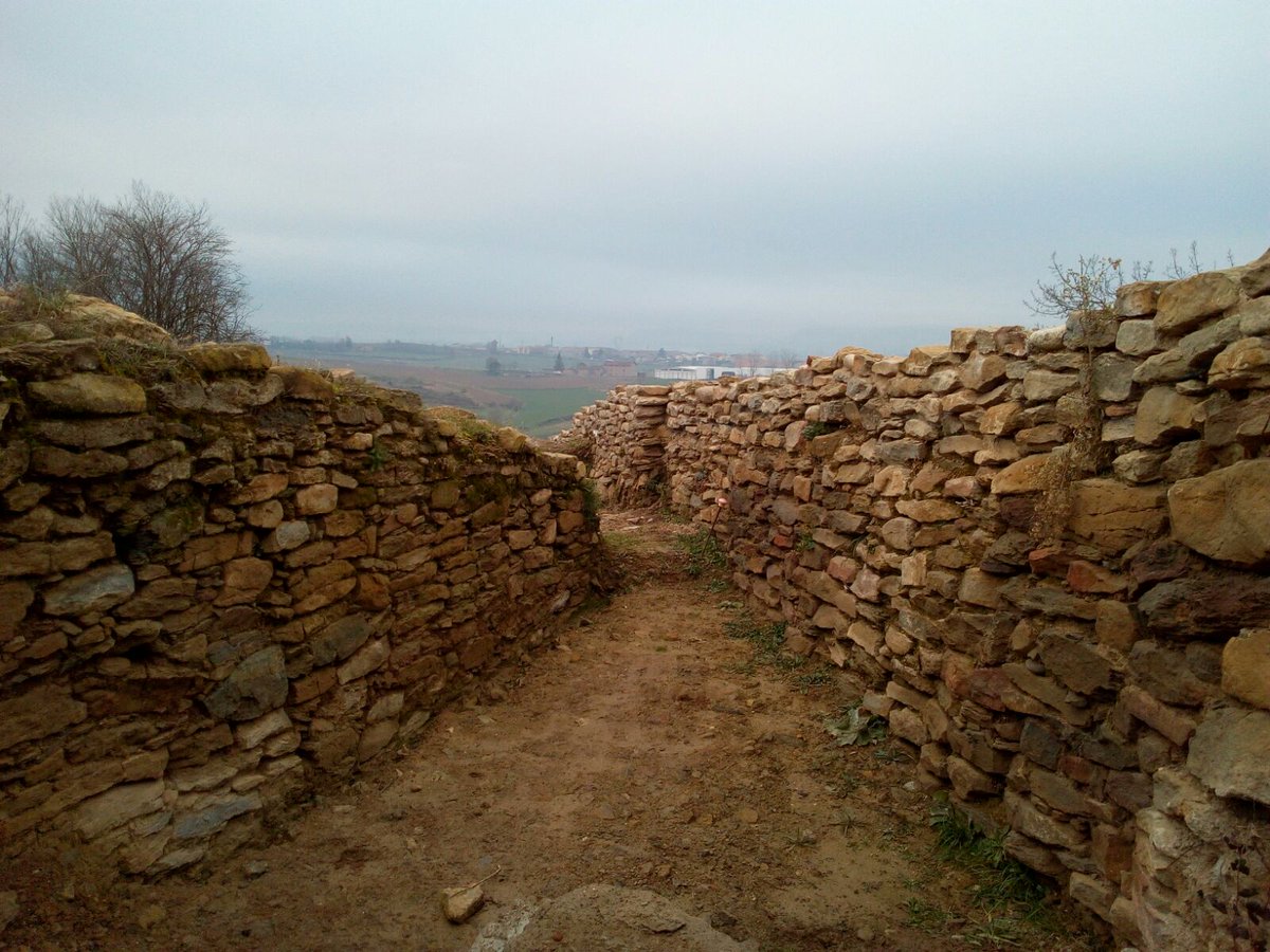 Entre muralles

#lesquerda #jaciment #jacimentarqueològic #arqueologia #patrimoni #patrimoniarqueològic #patrimonicultural