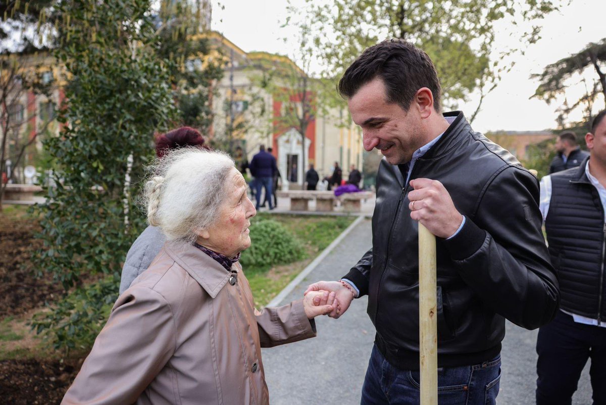 erionveliaj's tweet photo. MIRËMËNGJES 😊

me fotoalbumin e nisjes së rrugëtimit të gjelbër drejt 14 majit, ku falë shkurtimit të shpenzimeve për propagandë elektorale do të financojmë dhurime pemësh në çdo bashki, duke e kthyer këtë fushatë në të parën fushatë që do të lërë pas më pak ndotje mjedisore! 🙏 https://t.co/ESIqYgVlbh