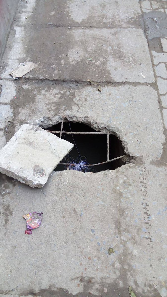 Dharmen44994995's tweet photo. @Varanasi_DM घनी आबादी क़े मध्य आधुनिक काशी की एक छवि ये भी देखिये जिलाधिकारी महोदय जी, कृपया संज्ञान लें आप। टें���र प्रक्रिया क़े बाद भी ठेकेदार व नगर निगम मौन हैं। नईबस्ती हुकुलगंज वार्ड न. 11 वाराणसी। 🙏🏻 https://t.co/PA0SZdVqzl