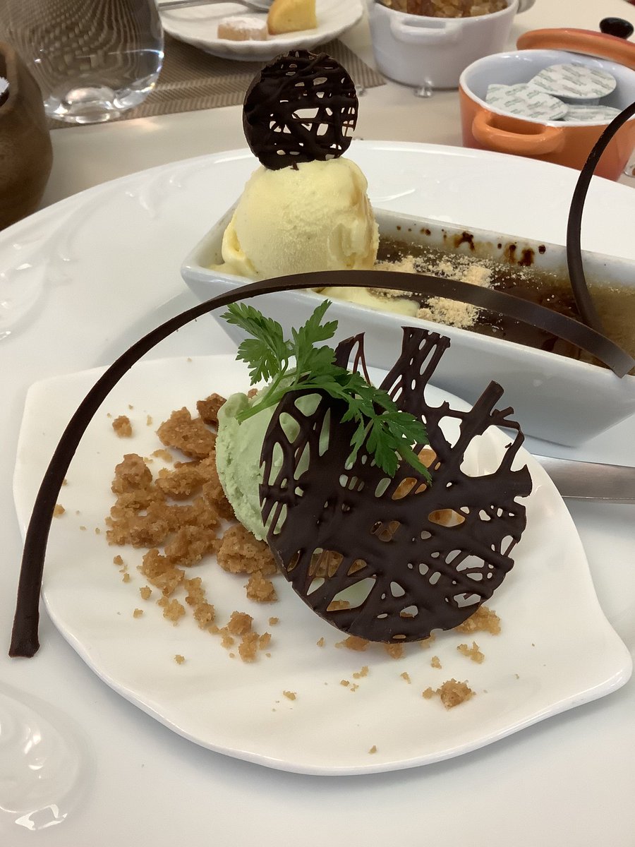 kerochu's tweet photo. 住宅街でお茶してる #GFkitchen https://t.co/x2YtRdm6te