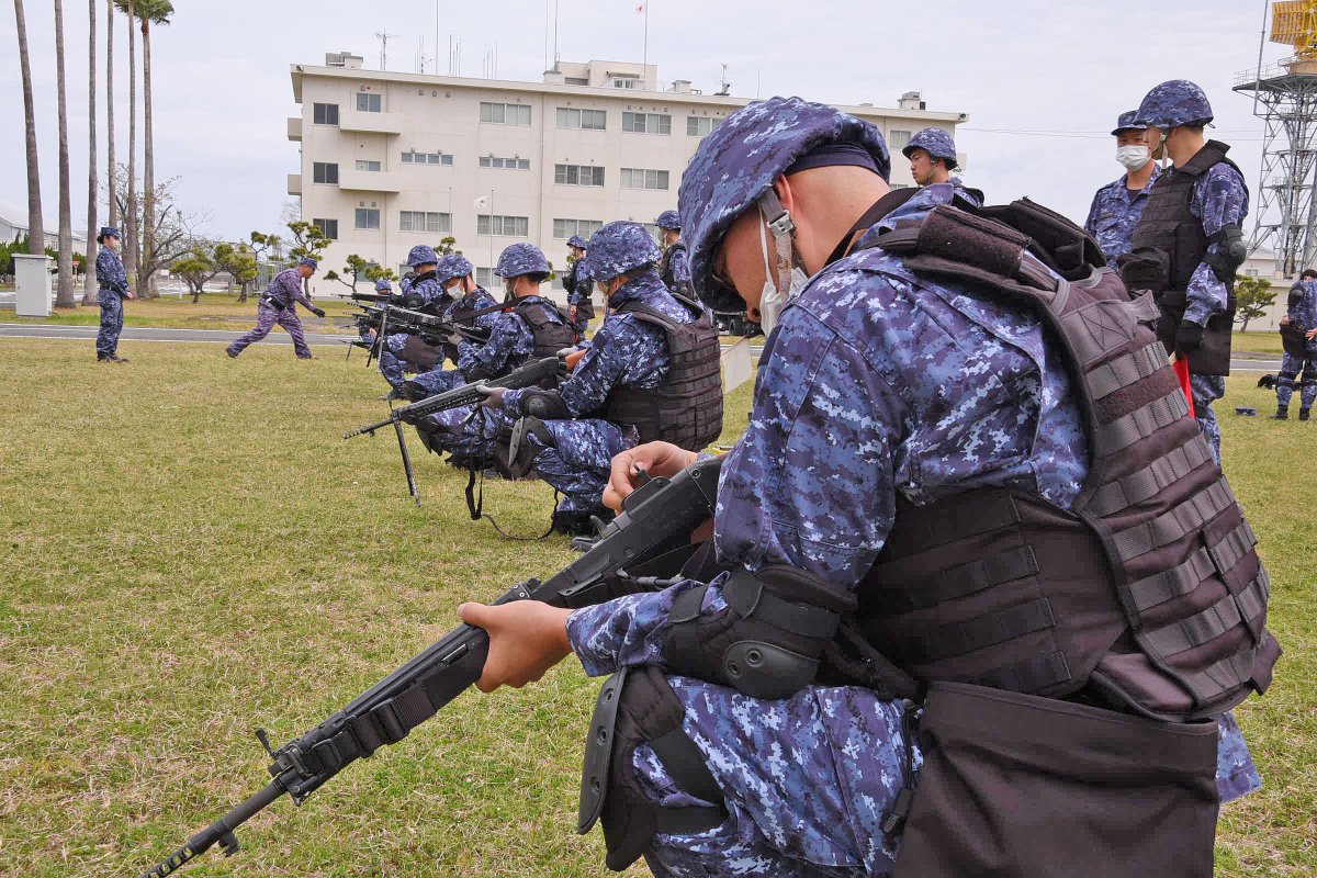 64式小銃の射撃訓練に向けた準備訓練の様子です。 射撃を行う全ての