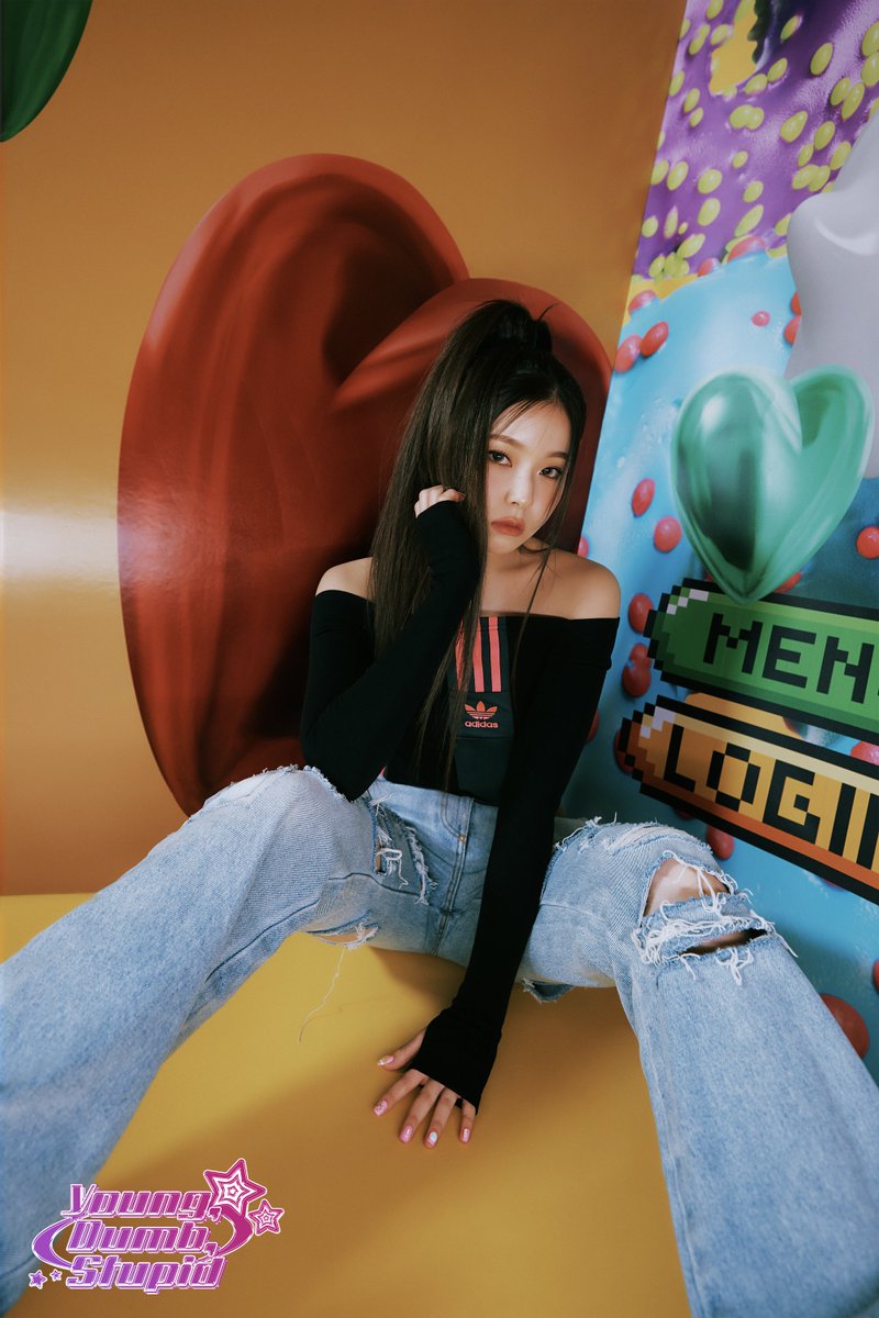 maybe a black top and pink stripes combined with light blue jeans can create a unit that is very suitable and sweet. then i sat down playing with my straight hair which was in a ponytail and looked at the camera and immediately i averted my eyes, creating a beautiful candid.