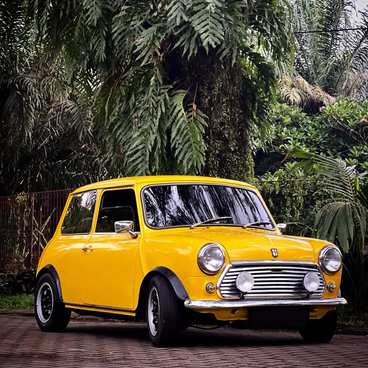 SPOTTED: a Classic Mini in the wild. 💛

Who’s been lucky enough to take a spin in one of these?

#mini #ClassicMINI