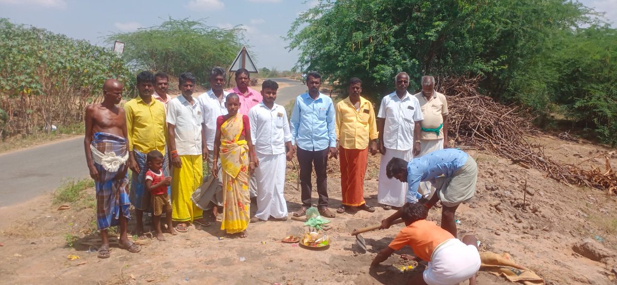 RameshMuthuraj7's tweet photo. புதுக்கோட்டை மாவட்டம் அறந்தாங்கி சட்டமன்ற தொகுதியில் எடுத்தனூர் கிராமத்தில் 150 குடும்பங்களுக்கு மேல் உள்ளனர்.போதிய பேருந்து நிறுத்த வசதியில்லாததால் அந்த பகுதி #தமிழர்_தேசம்_கட்சி நிர்வாகிகள் இனைந்து பேருந்து நிறுத்தம் கட்டுமான பணிக்கு இன்ற��� பூமி பூஜை செய்யபட்டது
@KKSelvakumaroff https://t.co/jDcq9PAkWw