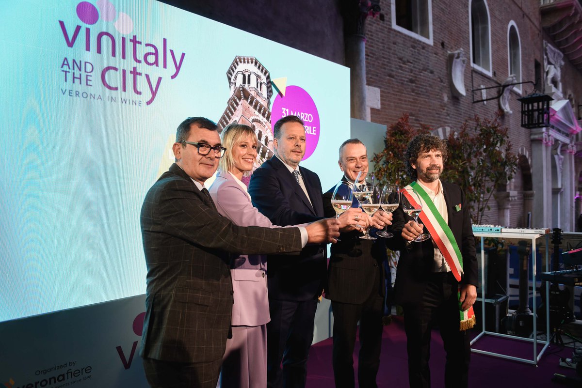 🍾 Vinitaly and the City è stato inaugurato con Akènta Sub, Official Wine della manifestazione, alla presenza del sindaco #DamianoTommasi e con la madrina <a href="/mafaldina88/">Federica Pellegrini</a>  
#AkentaSub
#Vinitaly @VinitalyTasting 
#Vinitalyandthecity
#SantaMariaLaPalma