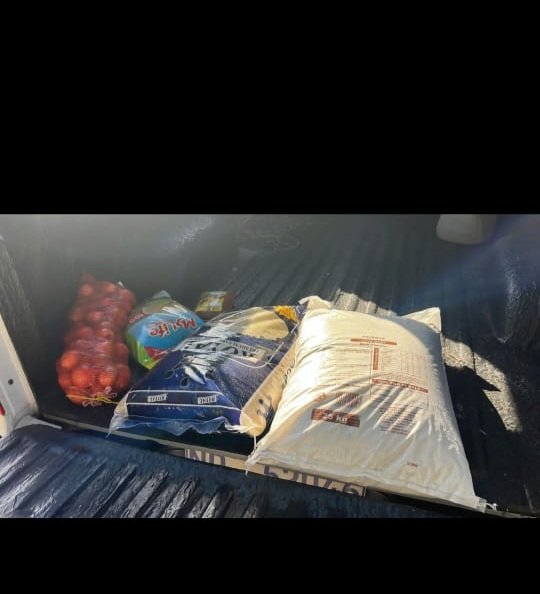 ZANewsFlash's tweet photo. NEWS: KZN school's feeding scheme is facing more hurdles. Some school children face the prospect of learning on empty stomachs after the major retailer that won the tender to be the main supplier to those tasked with cooking for school is allegedly giving them small packs. @IOL https://t.co/dJZwgvyMas