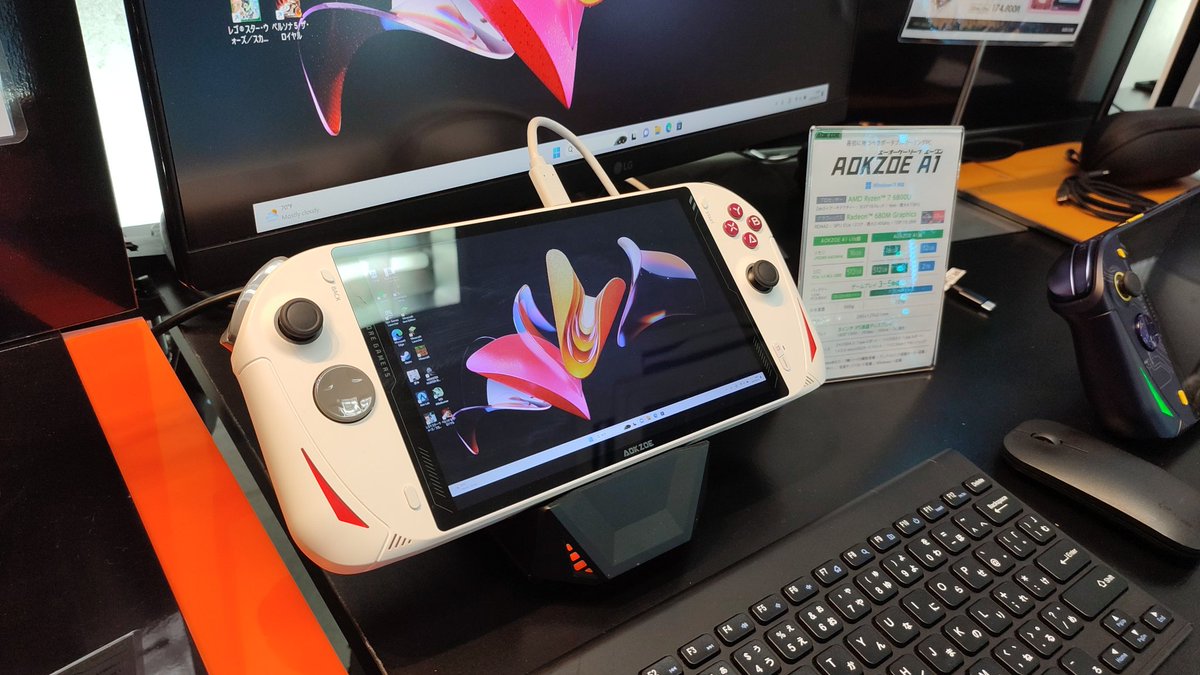 HIGH_BEAM_jp's tweet photo. こんにちは☀ハイビーム秋葉原本店です
こちらの #AOKZOE はRyzen 7 6800U搭載モデルとなっております。
バッテリー容量も大きく、ゲームプレイ約3時間の長時間稼働させることができます🙆♀️
また、#ONEXPLAYERmini 専用のドッキングステーションをお使いいただき、モニターに接続することもできます https://t.co/jjJSewRxBw