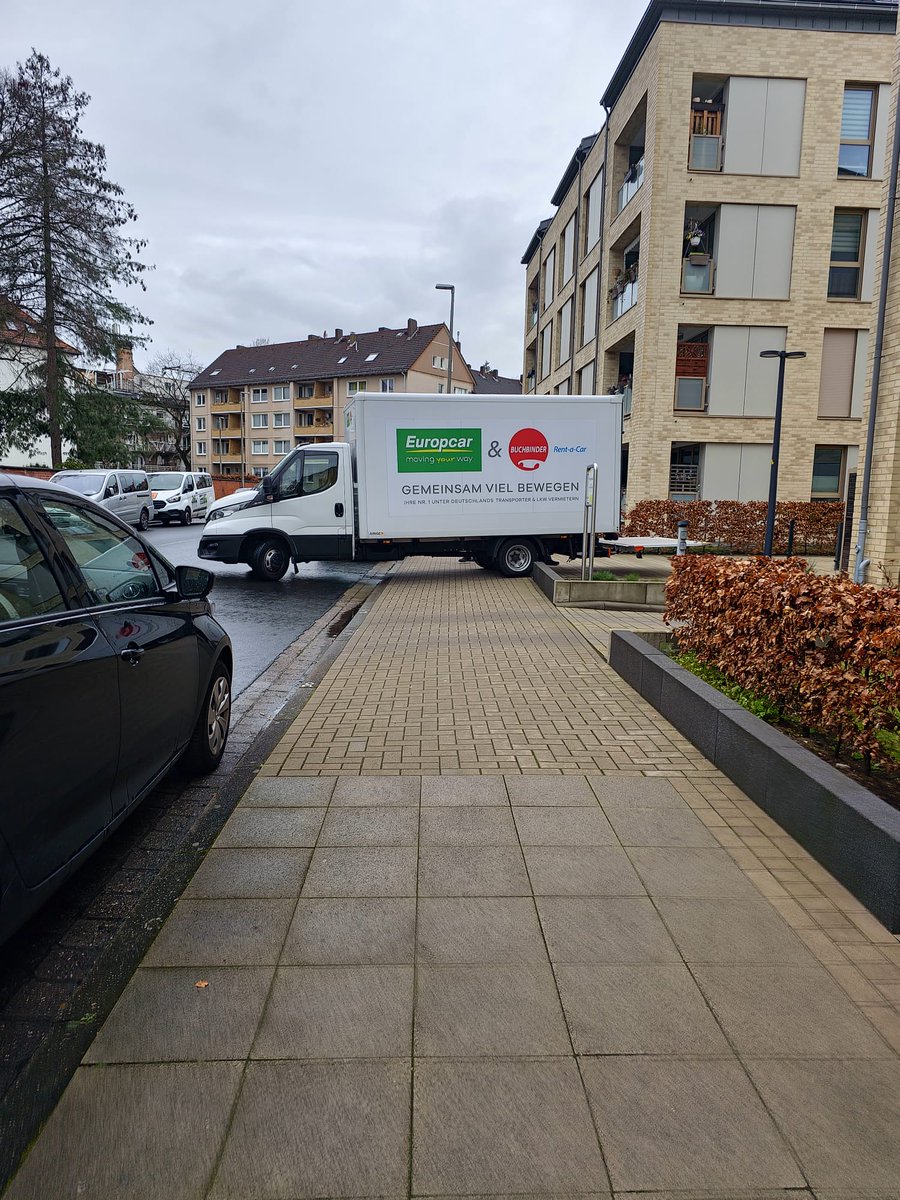 Umzüge sind immer so rücksichtsvoll...
#runtervomgehweg 
Vielleicht war es auch nur die Lieferung einer Waschmaschine.