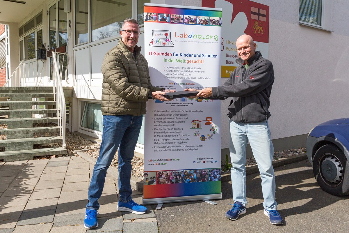 labdoo_D's tweet photo. Soziales Engagement in der Solidarität mit Schwächeren gehört zum Leitbild des Bundeswehr-Sozialwerks e.V. (BwSW). Danke für die gespendeten Laptops.
#labdoo #bundeswehr #sozialwerk #bwsw #bonn #laptop #spenden #danke #sozial #engagement https://t.co/Q3edWHjrXo