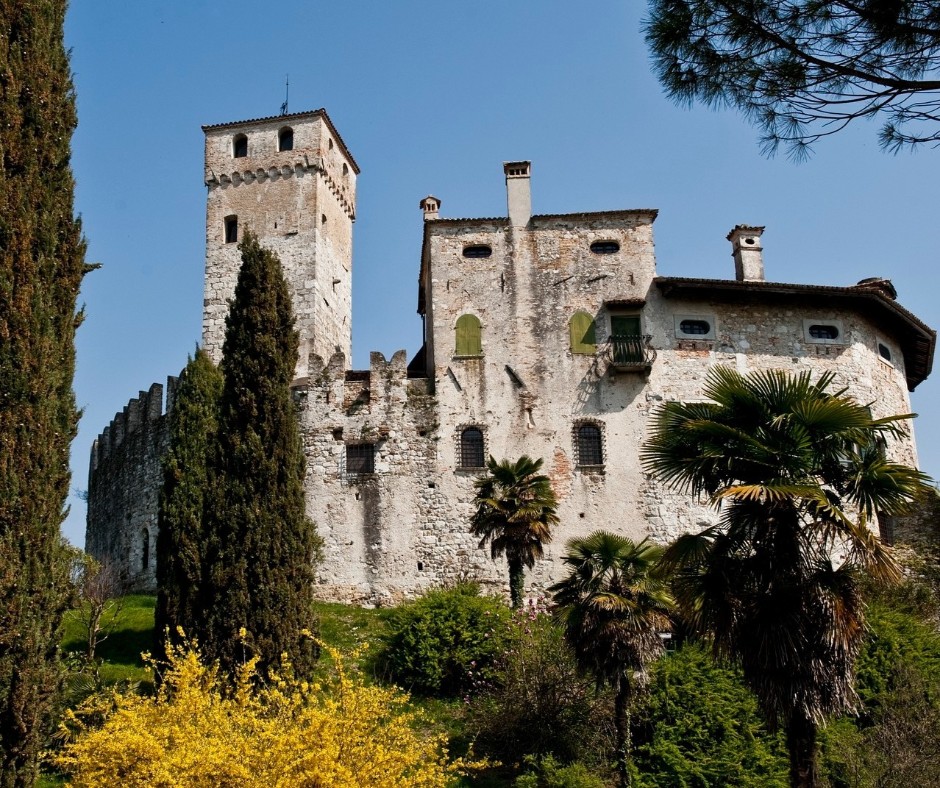 Il 15 e 16 Aprile tornate indietro nel tempo⏳ , varcando i portoni di castelli pubblici e privati normalmente chiusi al pubblico.
Scopri i castelli aperti 👉 bit.ly/3Kb0CyL

#iosonofvg #fvglive