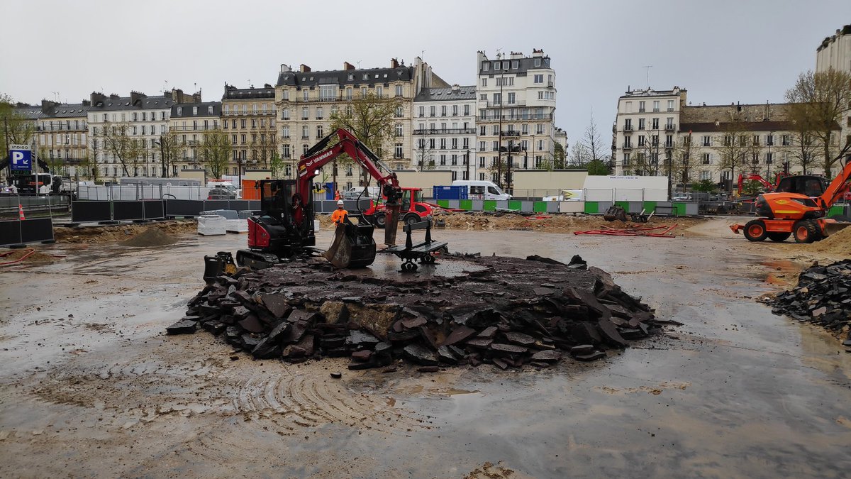 bloomee's tweet photo. Ce banc parisien est bien mal embarqué! #Neuilly #lesSablons https://t.co/ugNPFeaZHM